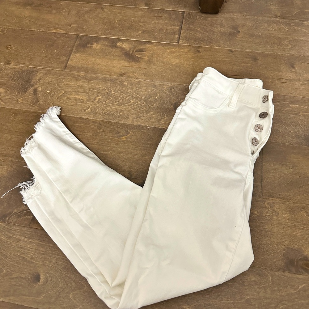 EUC American Eagle White Distressed high rise skinny ankle jeans. Size 0 Short